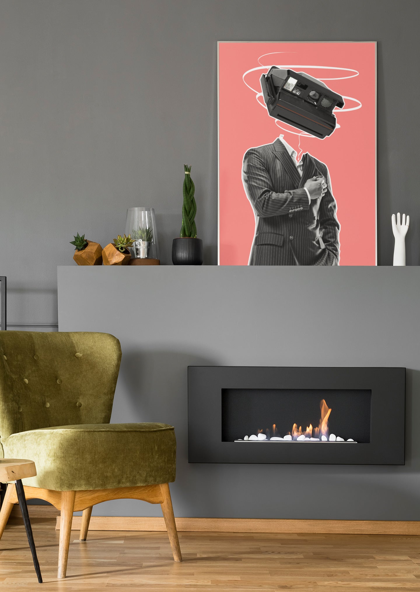 Poster am Rahmen: Mann im Anzug, rosa Hintergrund, schwarze Kamera mit weißen Linien