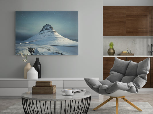 Bergposter mit schneebedecktem Gipfel bei Nacht, Sternenhimmel und ruhige Landschaft