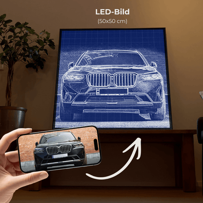 Gerahmtes Auto-Wandbild mit blauem Front-Bauplan; Handy in der Hand im Wohnraum