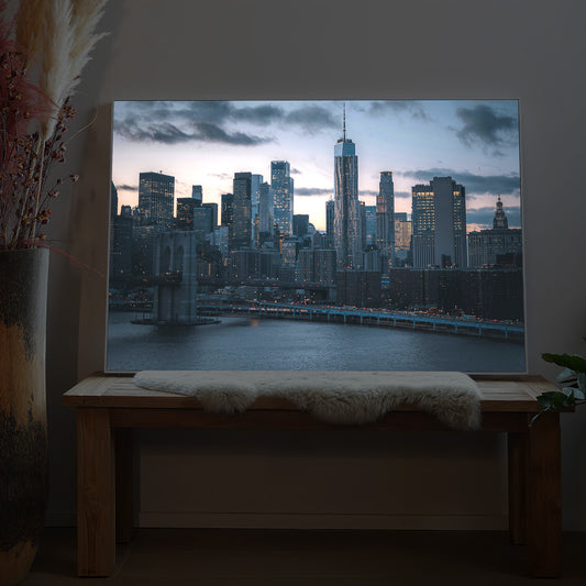 LED-Bild mit New-York-Skyline und Fluss im Dämmerlicht, quadratischer Rahmen