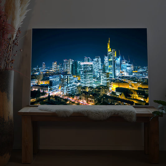 Gerahmtes LED-Bild mit Frankfurt-Skyline bei Nacht, leuchtende Hochhäuser