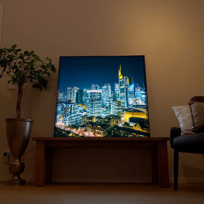Gerahmtes LED-Bild mit Frankfurt-Skyline bei Nacht, leuchtende Gebäude