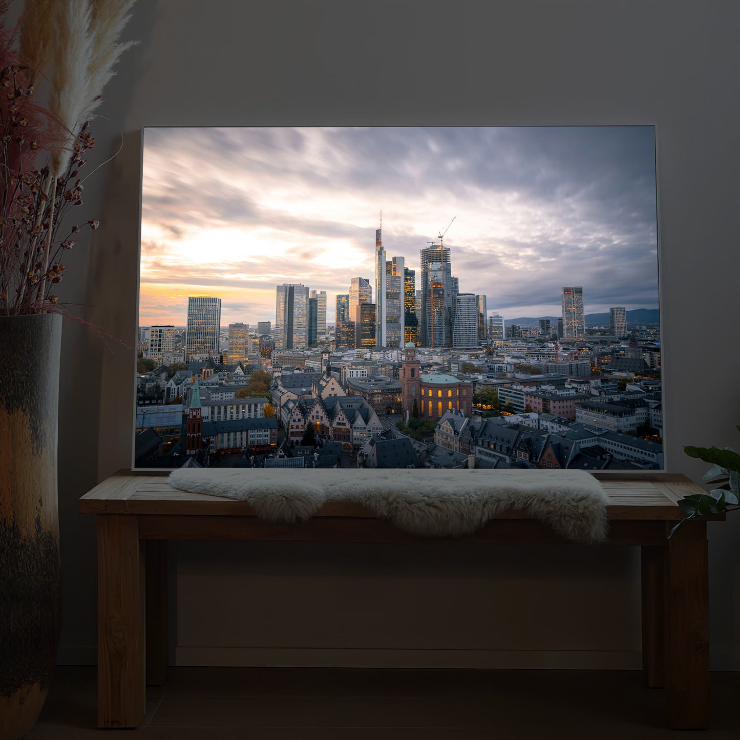 LED-Bild mit Frankfurter Skyline im Abendhimmel, im dunklen Rahmen, auf Konsole