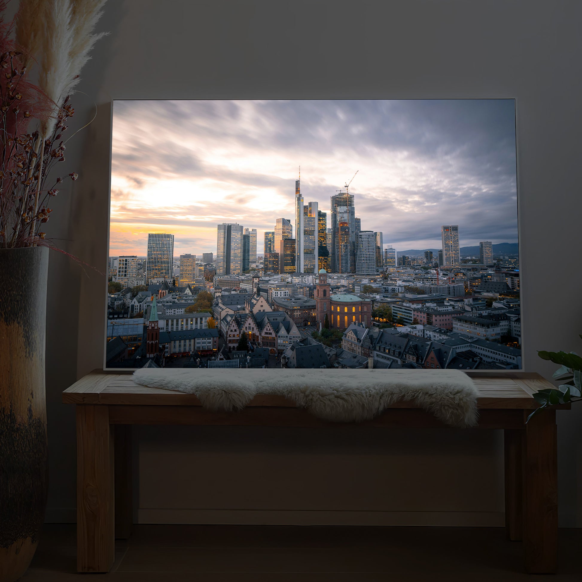 LED-Bild mit Frankfurter Skyline im Abendhimmel, im dunklen Rahmen, auf Konsole