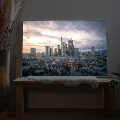 LED-Bild mit Frankfurter Skyline im Abendhimmel, im dunklen Rahmen, auf Konsole