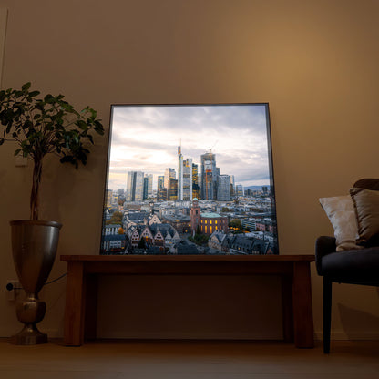 LED-Bild Frankfurter Skyline im Tageslicht, im dunklen Rahmen auf Holzkonsole