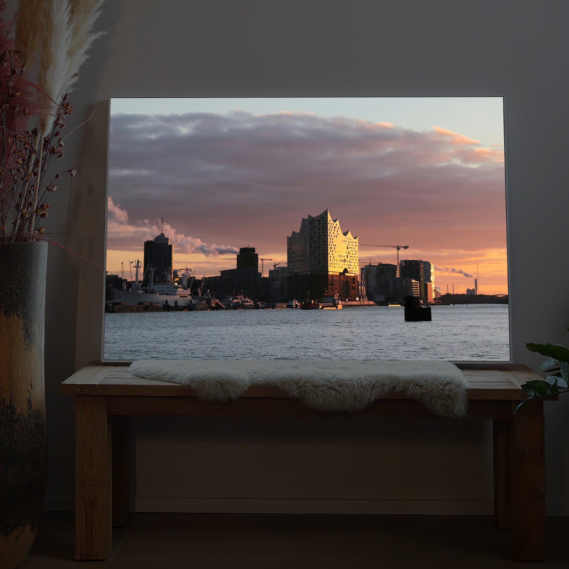 Gerahmtes LED-Kunstbild mit Elbphilharmonie über Wasser bei Dämmerung