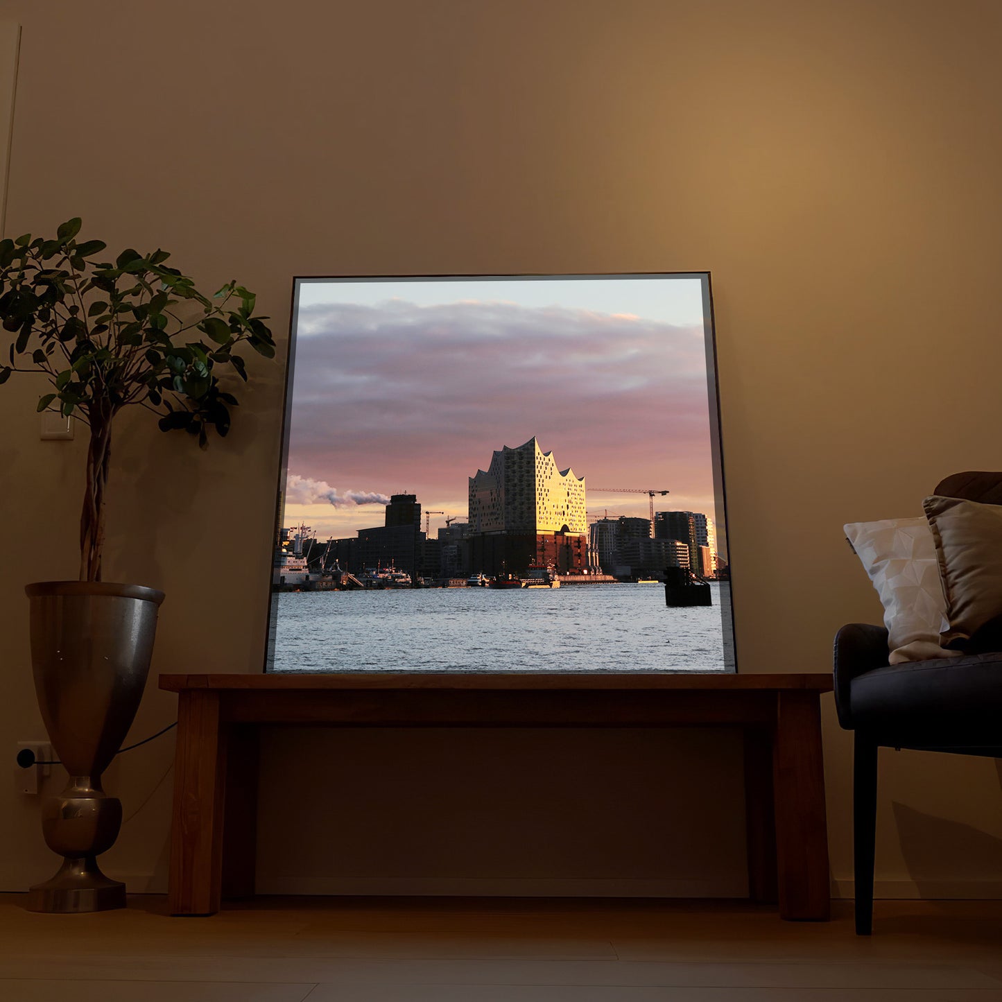 Gerahmtes LED-Kunstbild mit Elbphilharmonie und Hafenwasser bei Dämmerung
