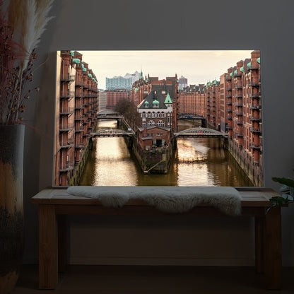 LED-Bild mit Stadtansicht am Kanal, Holzbrücke und Häuserfronten