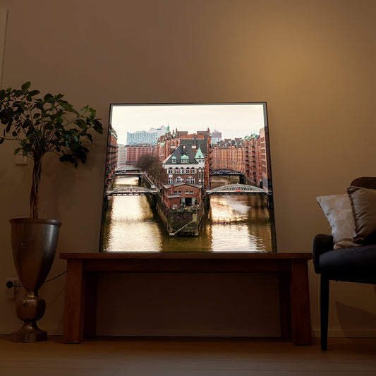 LED-Bild mit Rahmen, Stadtansicht am Kanal mit Brücken und historischen Häusern