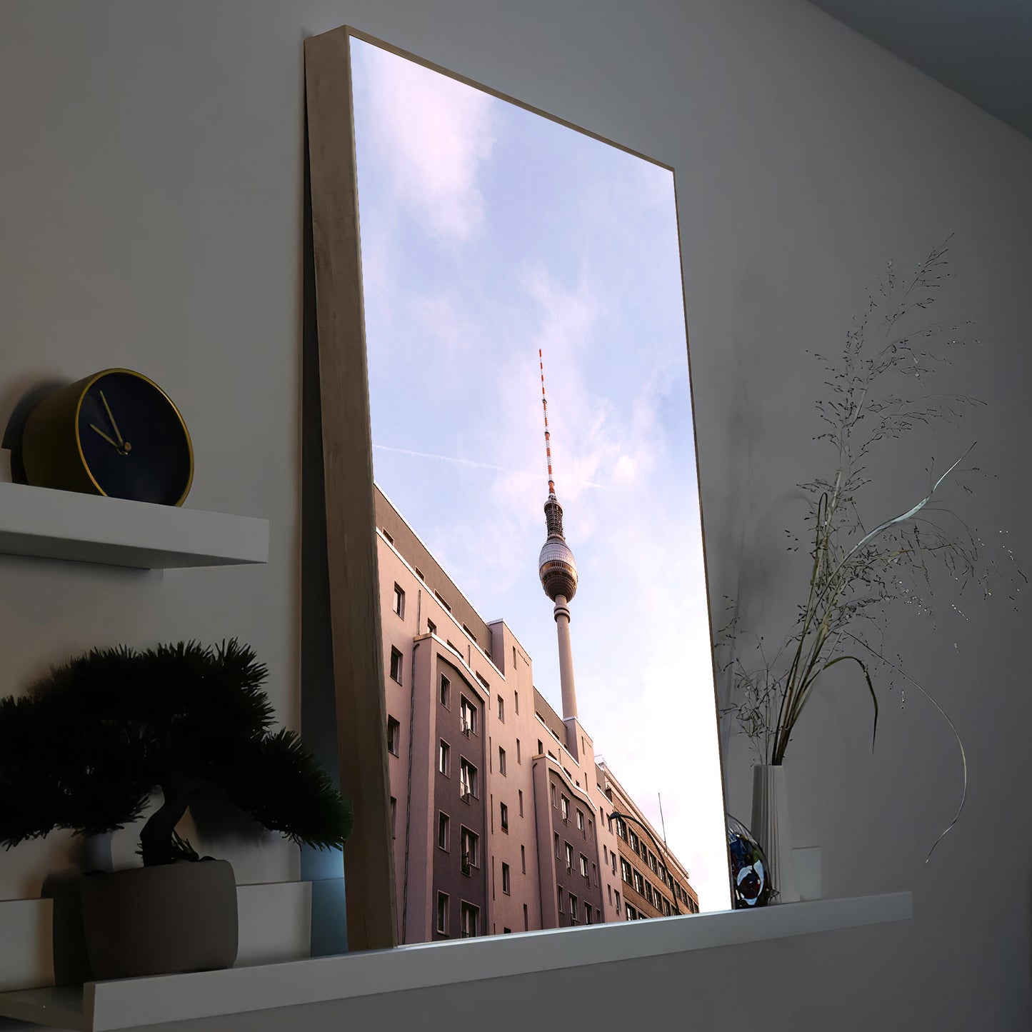 LED-Bild im Holzrahmen mit Motiv des Berliner Fernsehturms