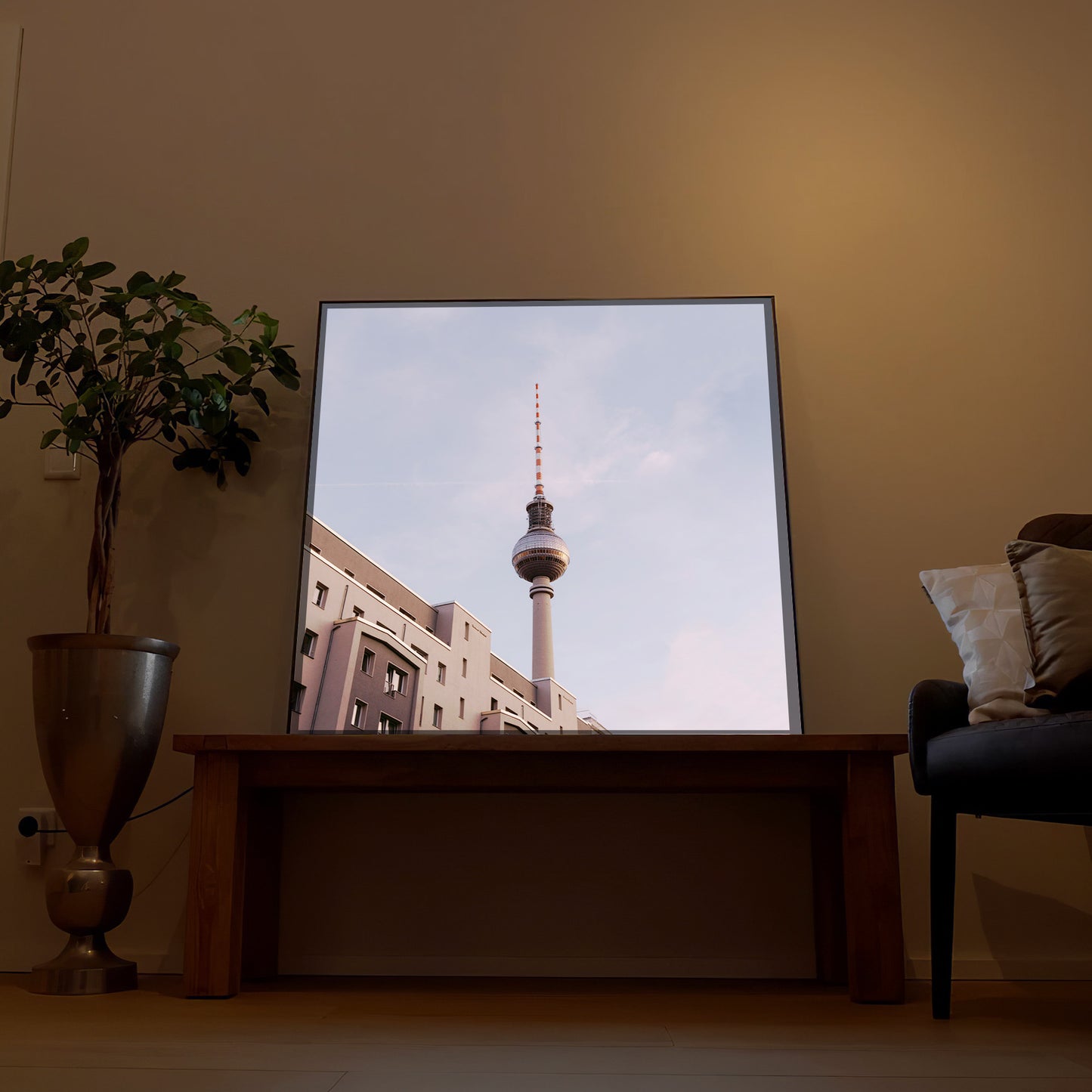 LED-Bild im schwarzen Rahmen mit Motiv des Berliner Fernsehturms