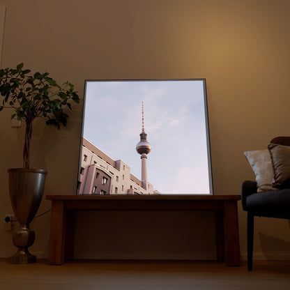 LED-Bild im schwarzen Rahmen mit Motiv des Berliner Fernsehturms