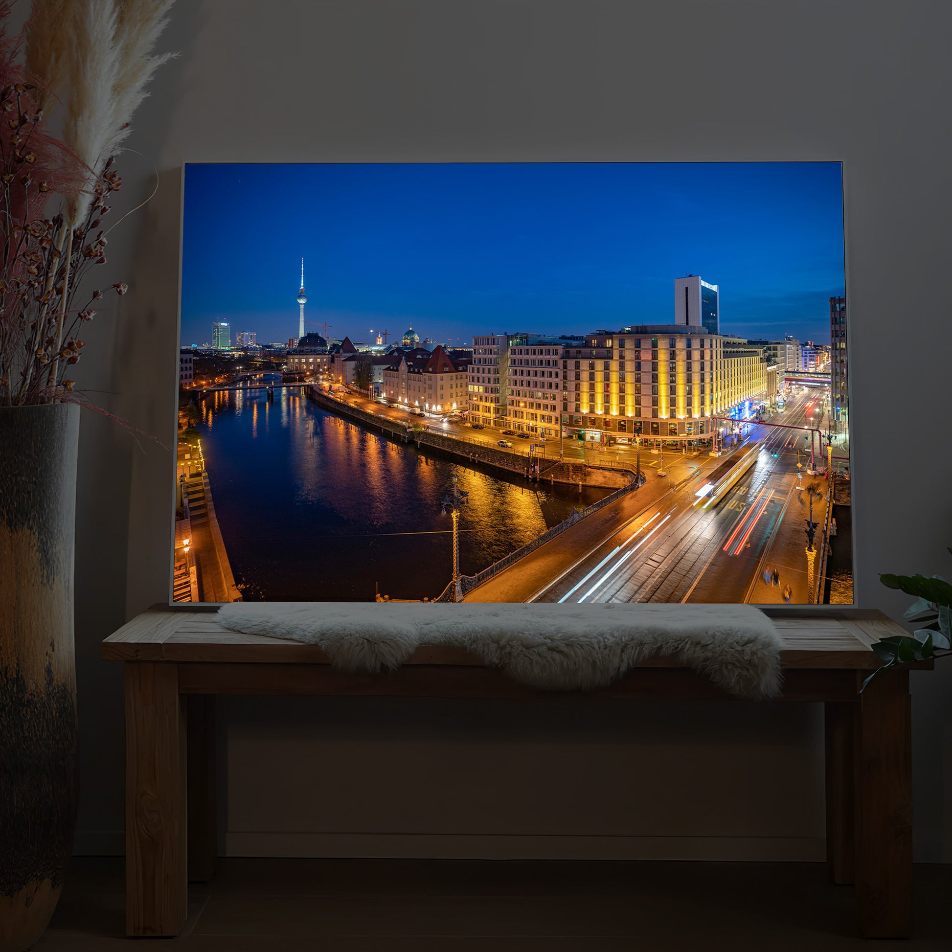 Gerahmtes LED-Bild mit nächtlicher Stadtansicht am Fluss und beleuchteter Uferfront