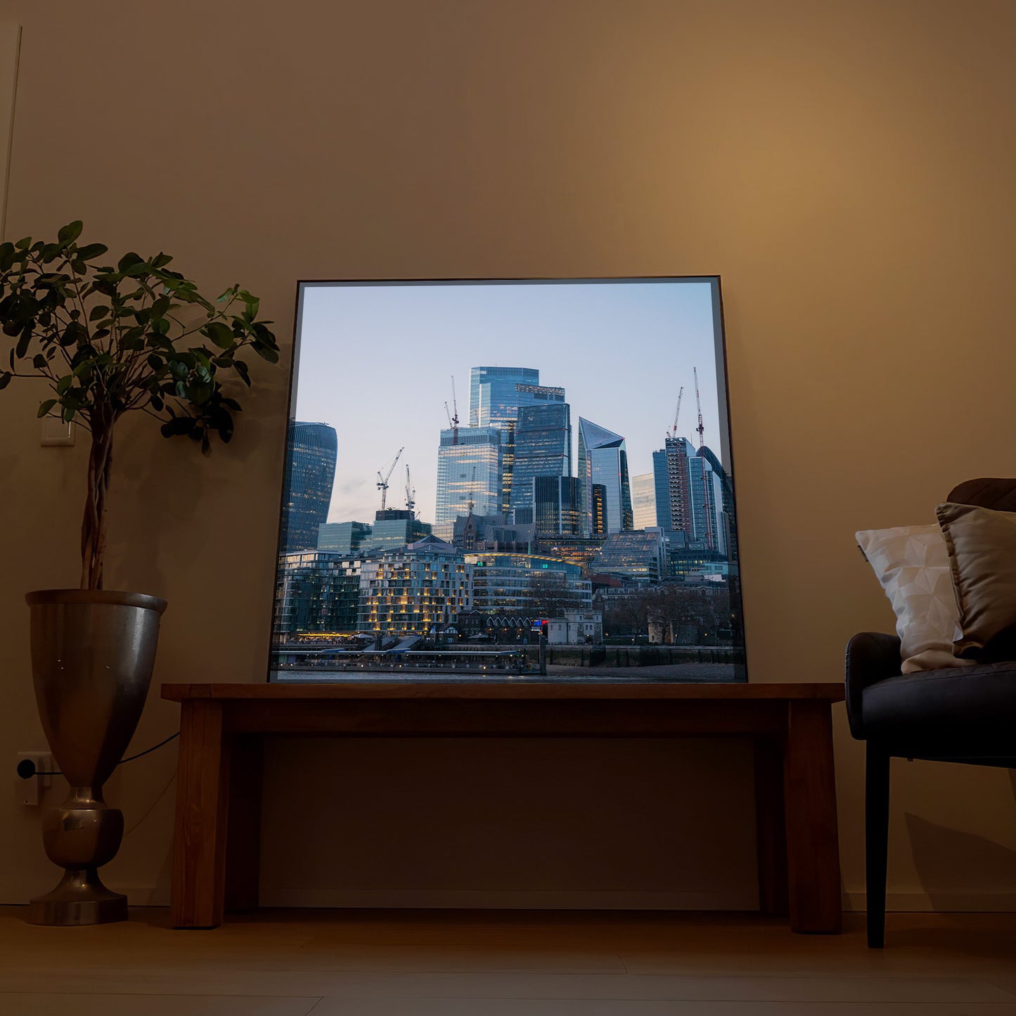 Gerahmtes LED-Bild mit Londoner Skyline und Wolkenkratzern, klarer Tageshimmel