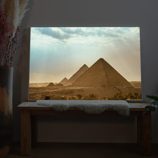 LED-Bild mit Pyramidenmotiv in rechteckigem Rahmen, auf einer Holzkommode