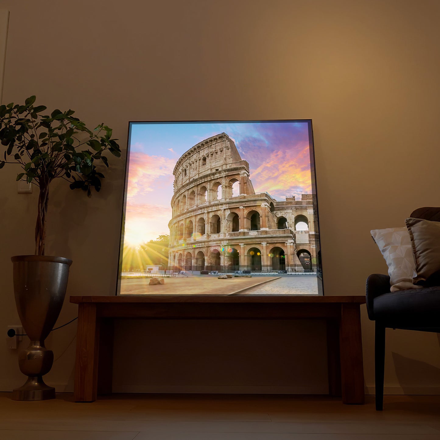 Gerahmtes LED-Bild des Kolosseums in Rom auf Kommode