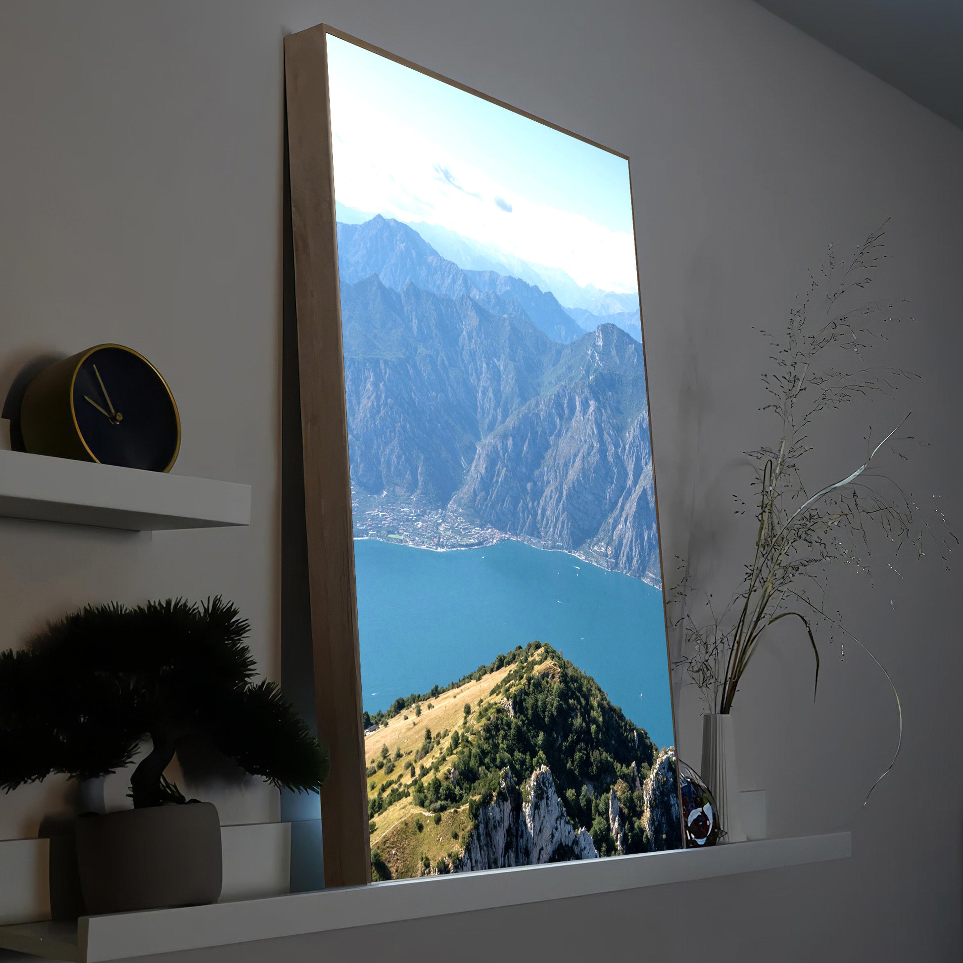 LED-Bild mit Landschaftsfoto im Holzrahmen, Berge und See