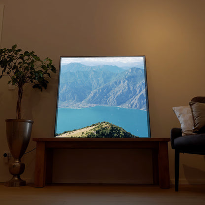 LED-Bild mit Landschaftsfoto im dunklen Rahmen, Berge und See