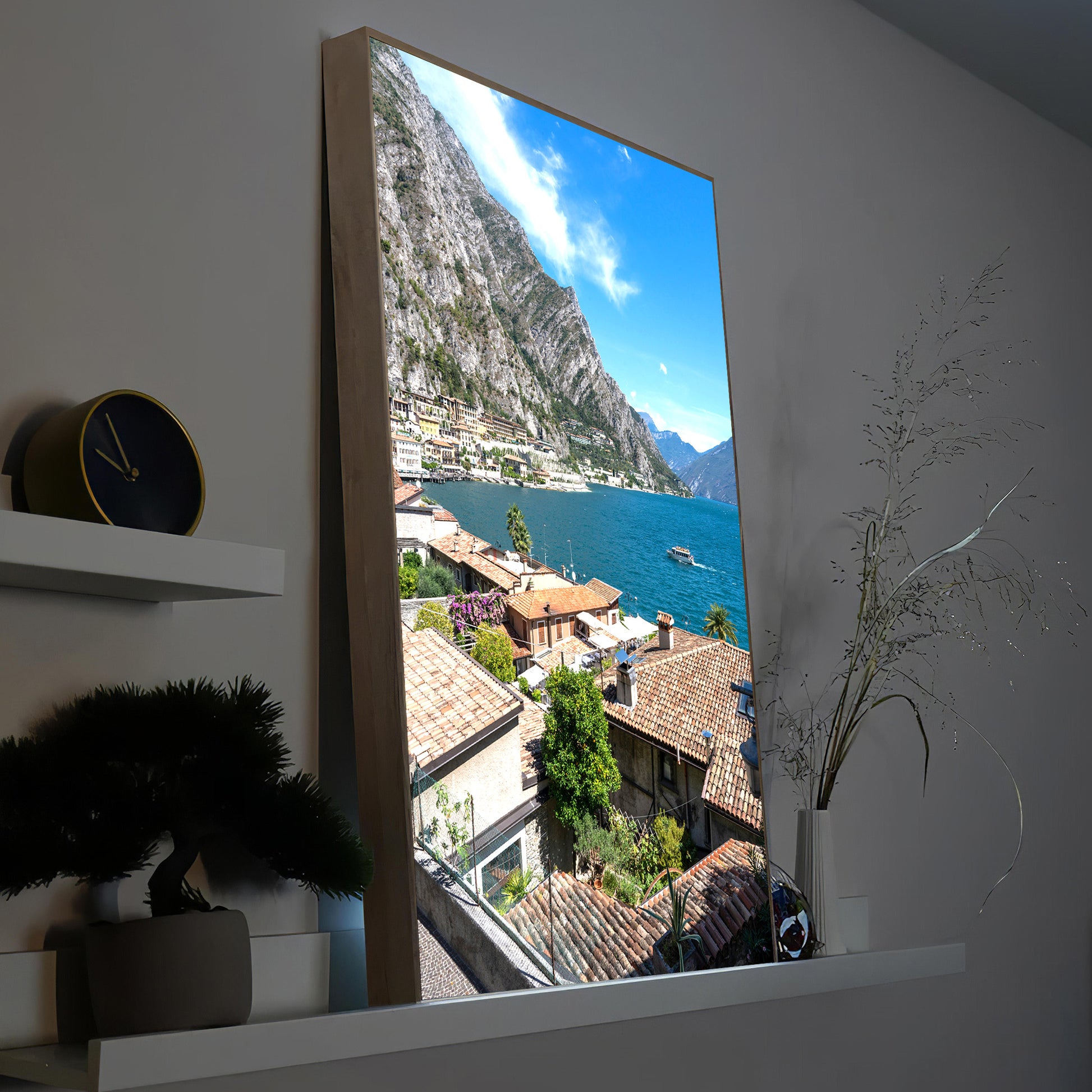 Holzrahmen-Wandbild mit Seebucht, Felsbergen und Häusern am Ufer