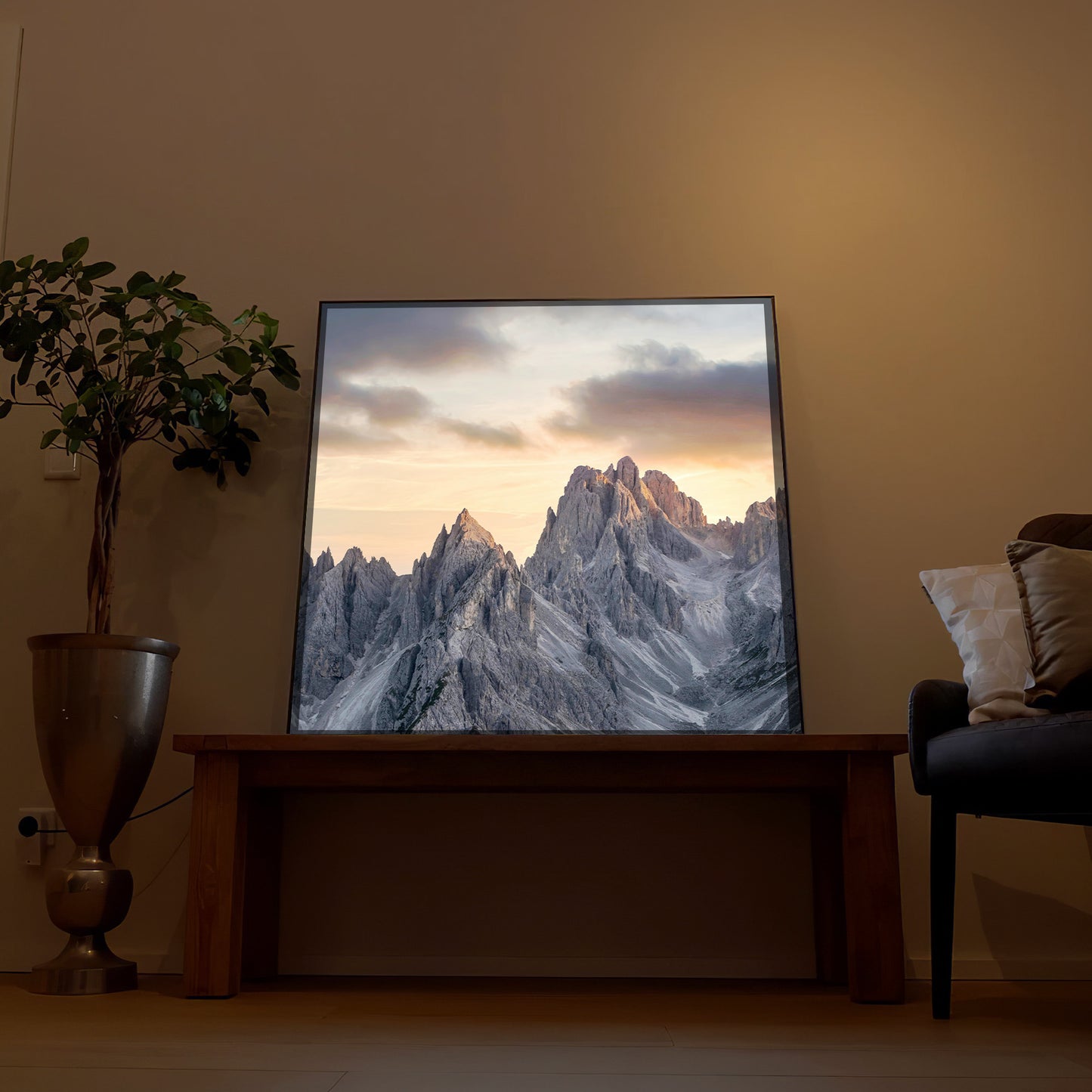 LED-Bild mit Alpenmotiv, dunkler Rahmen, warmes Sonnenuntergangslicht