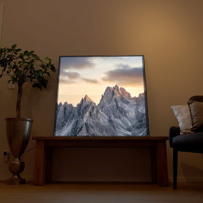 LED-Bild mit Alpenmotiv, dunkler Rahmen, warmes Sonnenuntergangslicht