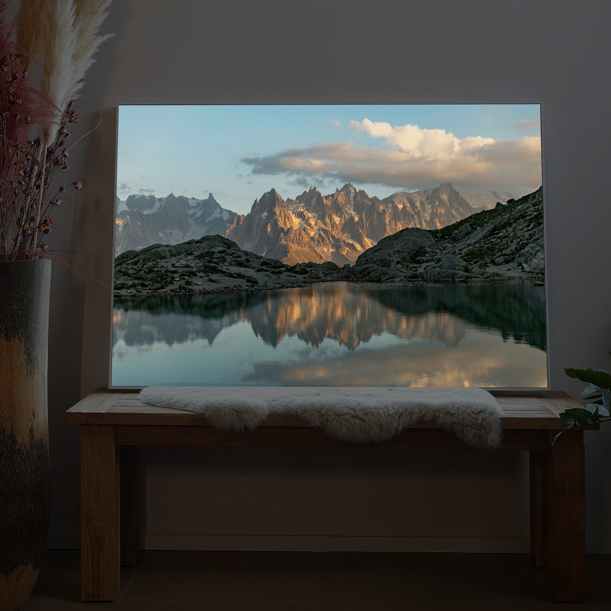 Gerahmtes LED-Bild: Bergpanorama mit ruhigem See und Spiegelung, in Naturtönen