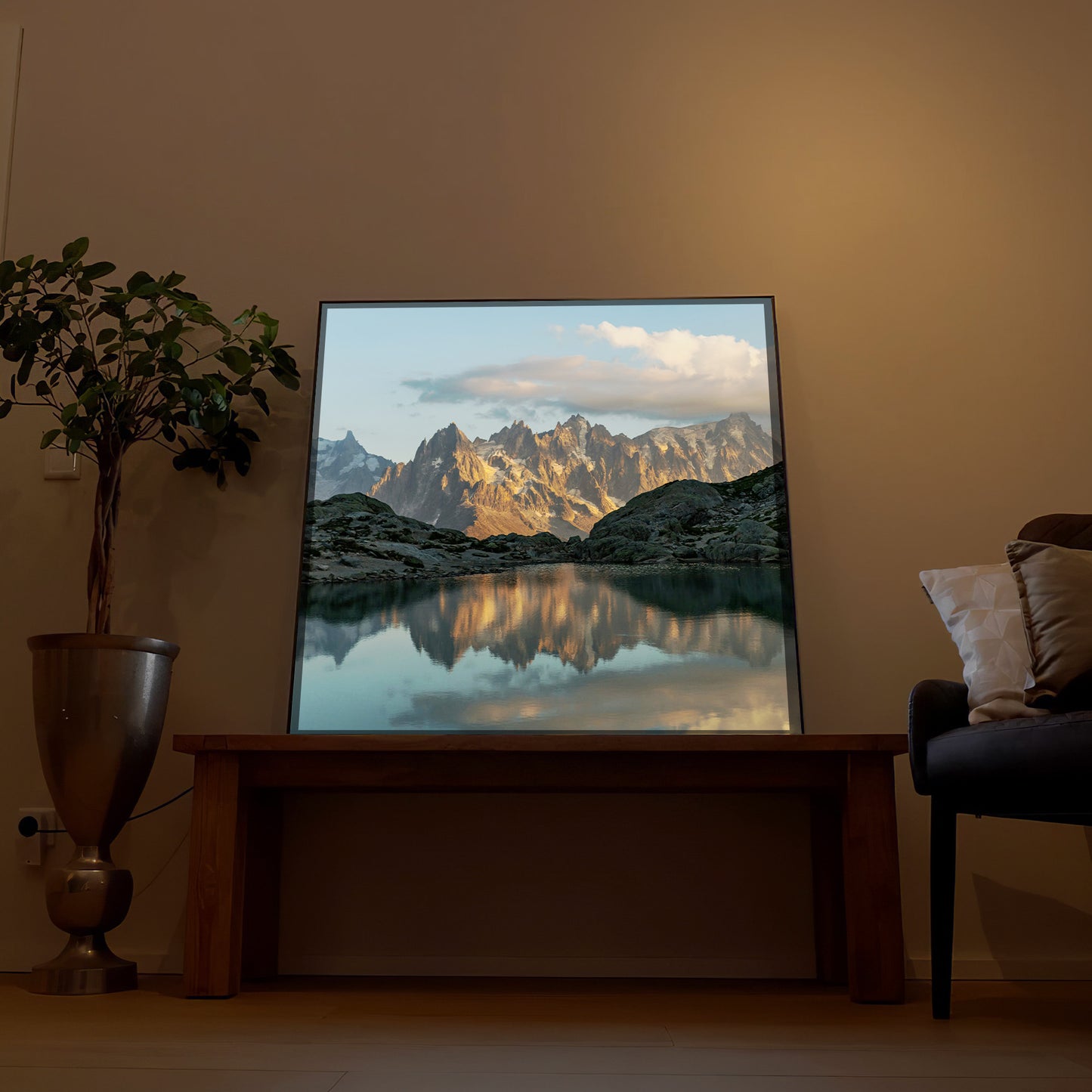 Gerahmtes LED-Bild mit Alpenlandschaft und spiegelnder Seefläche im Abendlicht