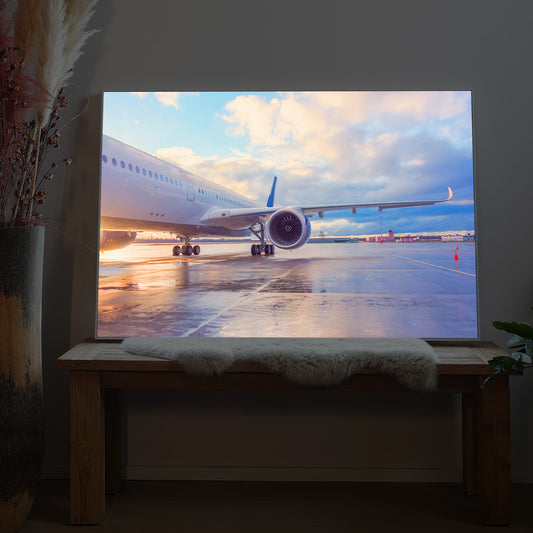Gerahmtes LED-Bild mit Flugzeug am Flughafen-Gate vor Rollfeld