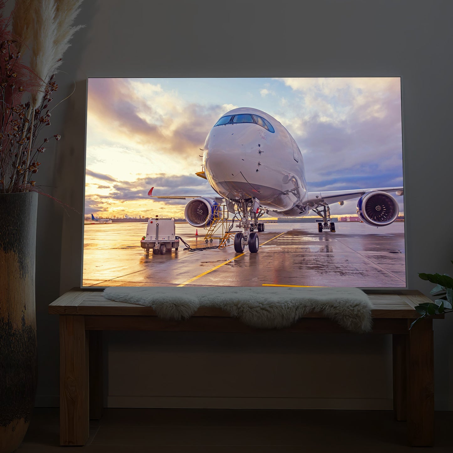 Gerahmtes LED-Bild mit Flugzeugfront auf Rollfeld bei Sonnenuntergang