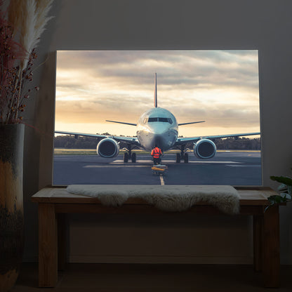 Gerahmtes LED-Bild mit frontalem Flugzeug vor Startbahn