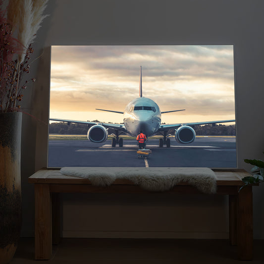 Gerahmtes LED-Bild mit frontalem Flugzeug vor Startbahn