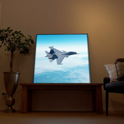 Gerahmtes LED-Bild mit Kampfjet F35 über Bergen und Wolken im blauen Himmel