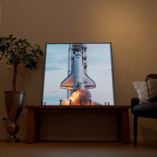 LED-Bild mit Space Shuttle auf der Startrampe, schwarzer Rahmen
