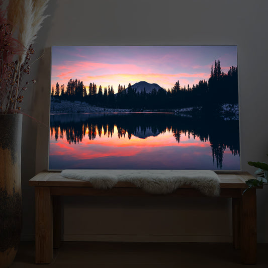 Rechteckiges LED-Bild mit Bergsee in der Abenddämmerung, Spiegelung im Wasser