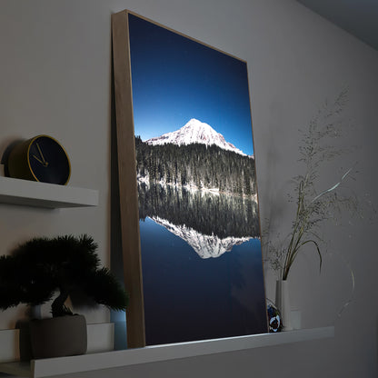 LED-Bergbild mit Holzrahmen: Berg und Spiegelung im Wasser bei Nacht