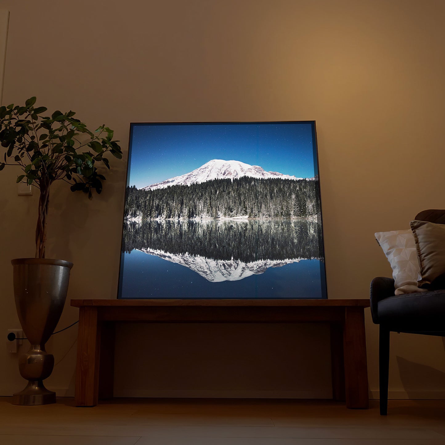 LED-Bergbild mit dunklem Rahmen: Berg und Spiegelung im Wasser