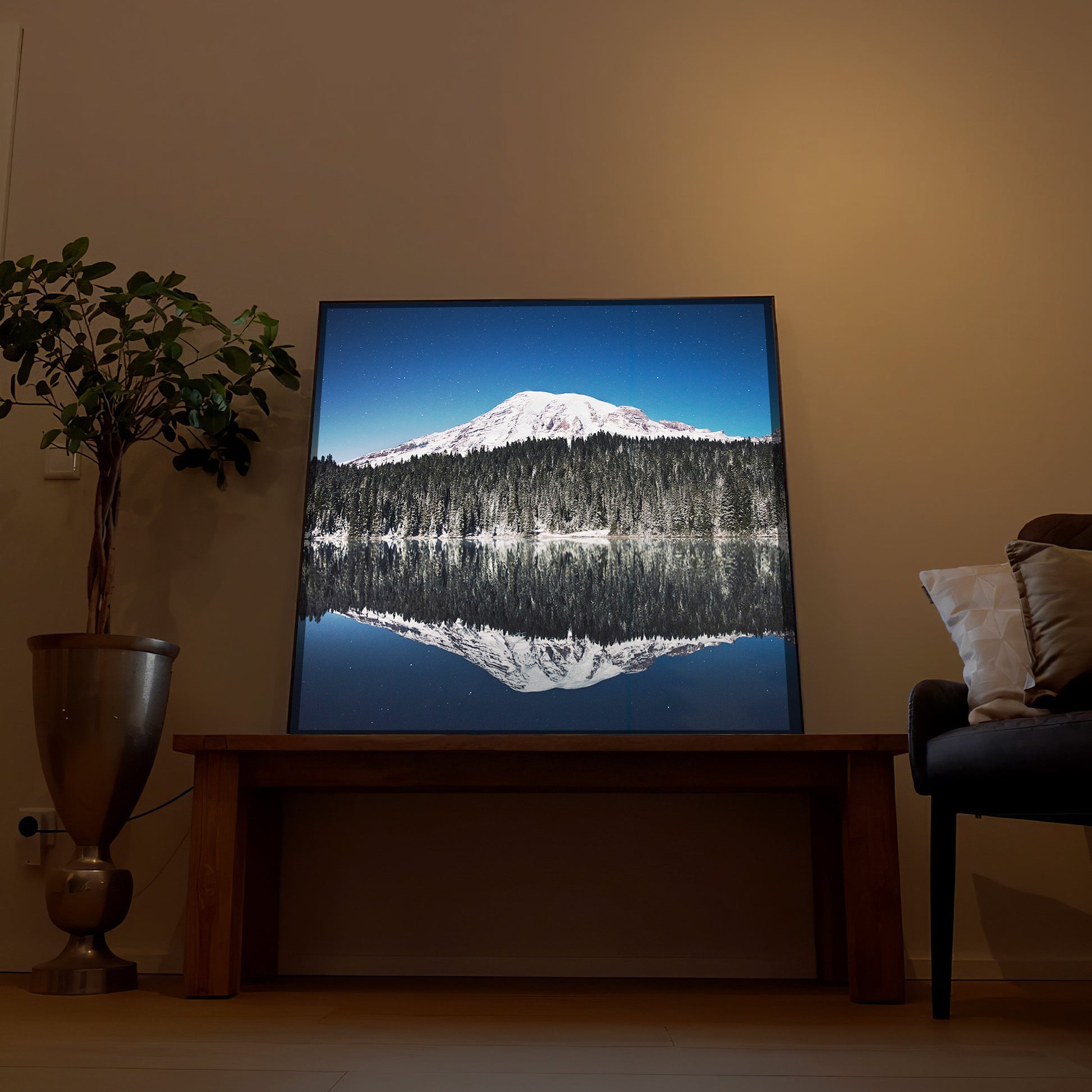 LED-Bergbild mit dunklem Rahmen: Berg und Spiegelung im Wasser