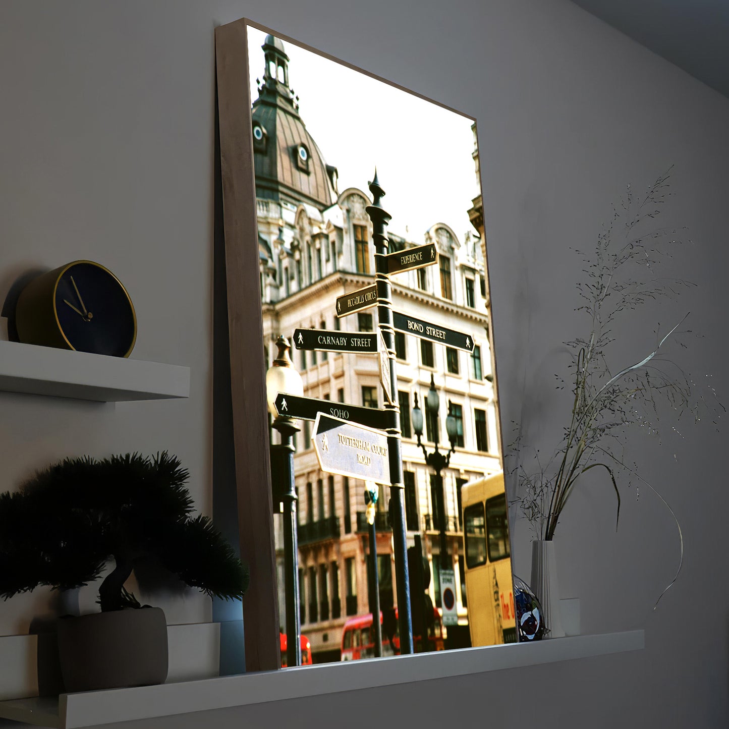 LED-Bild im Rahmen mit beleuchtetem Motiv einer Stadtstraße und Gebäuden