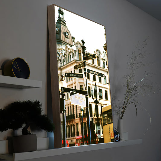 LED-Bild im Rahmen mit beleuchtetem Motiv einer Stadtstraße und Gebäuden