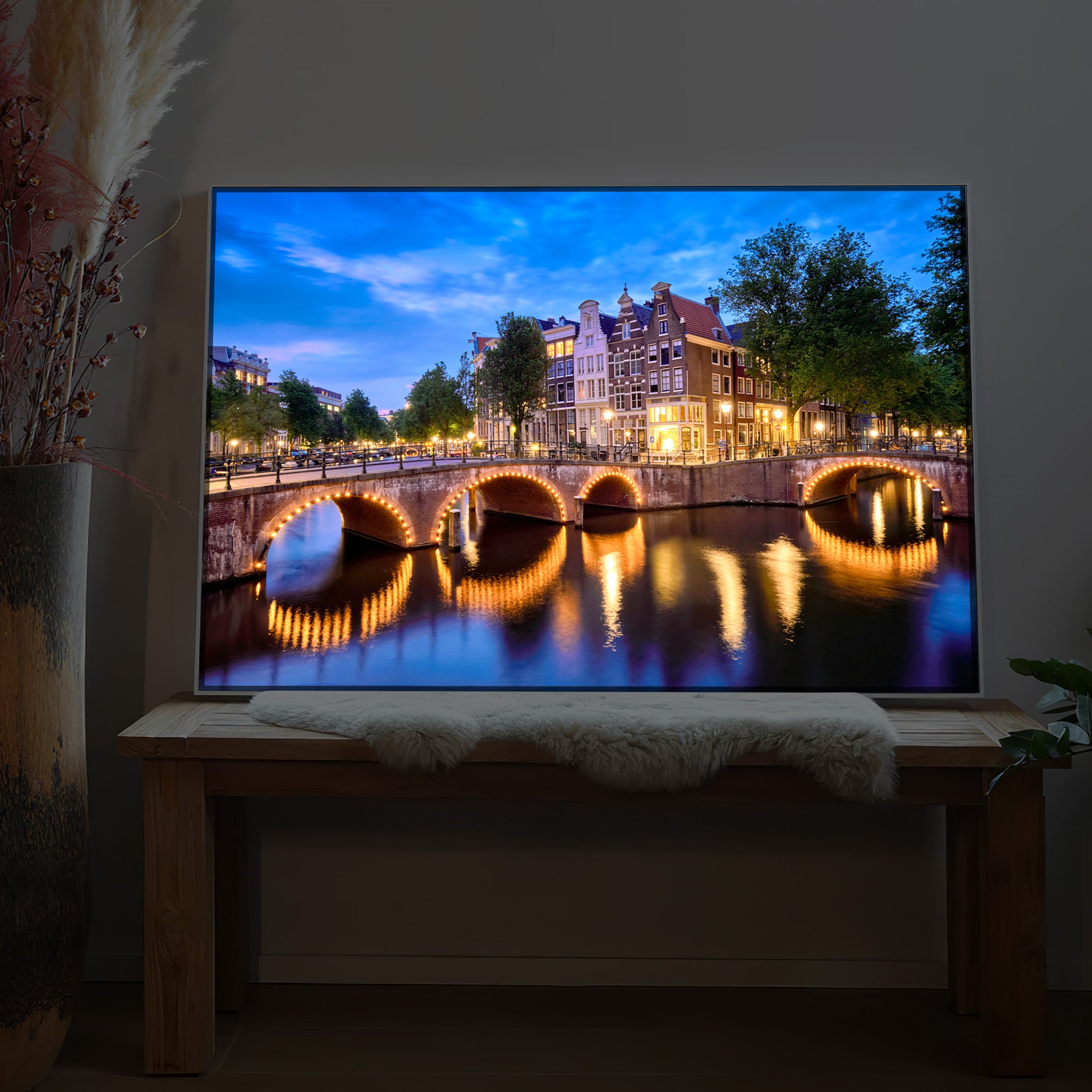 Gerahmtes LED-Bild mit nächtlicher Amsterdamer Brücke über dem Kanal und Lichtern