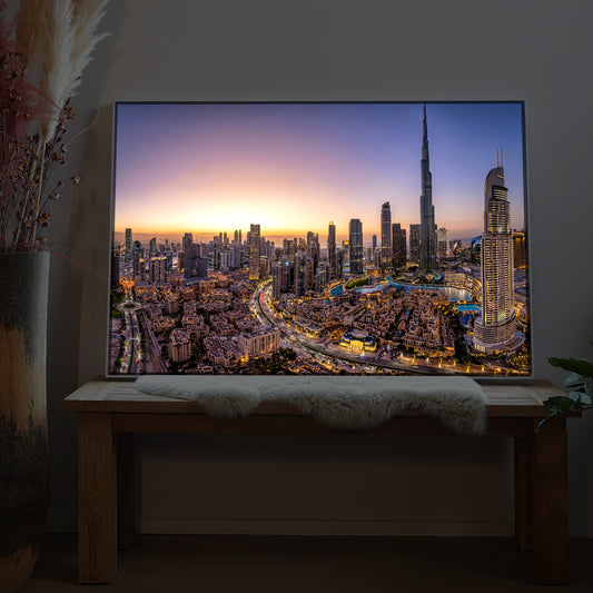 LED-Bild mit schwarzem Rahmen, Stadtansicht mit Skyline und beleuchteten Gebäuden