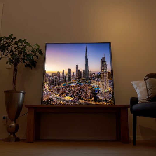 LED-Bild mit schwarzem Rahmen, Panorama der Skyline bei Dämmerlicht