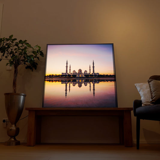 Gerahmtes LED-Bild mit Moschee-Silhouette in der Dämmerung und Wasserreflexion