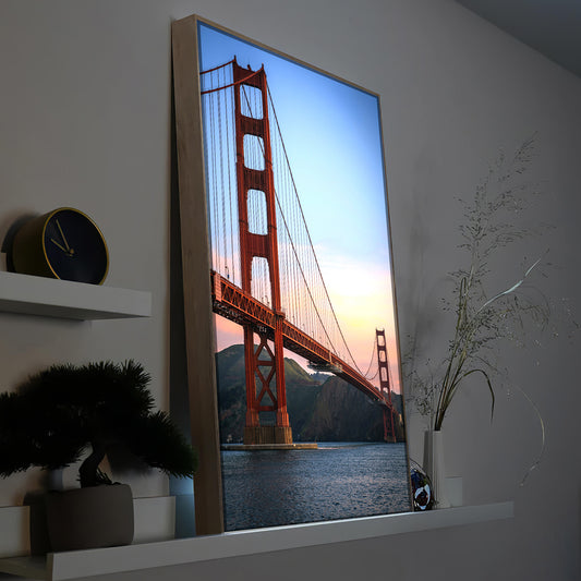 Gerahmtes LED-Bild mit Golden-Gate-Bridge-Motiv, holzfarbenem Rahmen