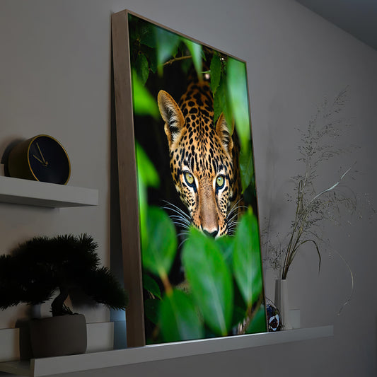 Vertikales LED-Bild mit Leopardenkopf, braun-gelbes Fellmuster, Holzrahmen