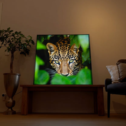 LED-Bild mit Leopardenkopf, braun-gelbes Fellmuster, dunkler Holzrahmen
