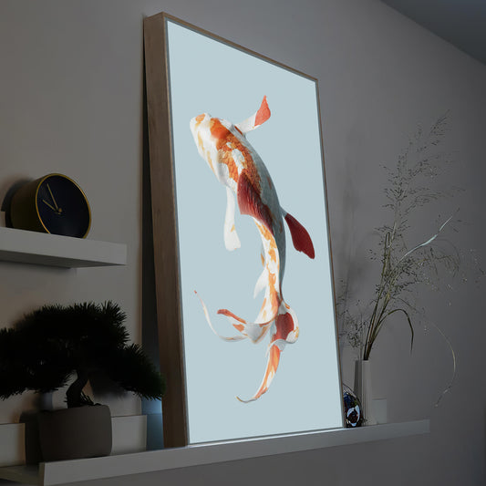 Gerahmtes LED-Bild mit Koi-Fischmotiv im Wasser, holzfarbener Rahmen