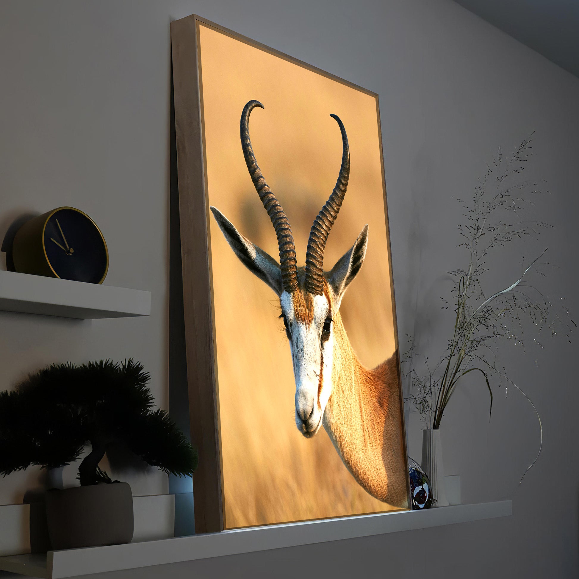 Gerahmtes LED-Bild mit Springbock-Motiv vor warmem Hintergrund