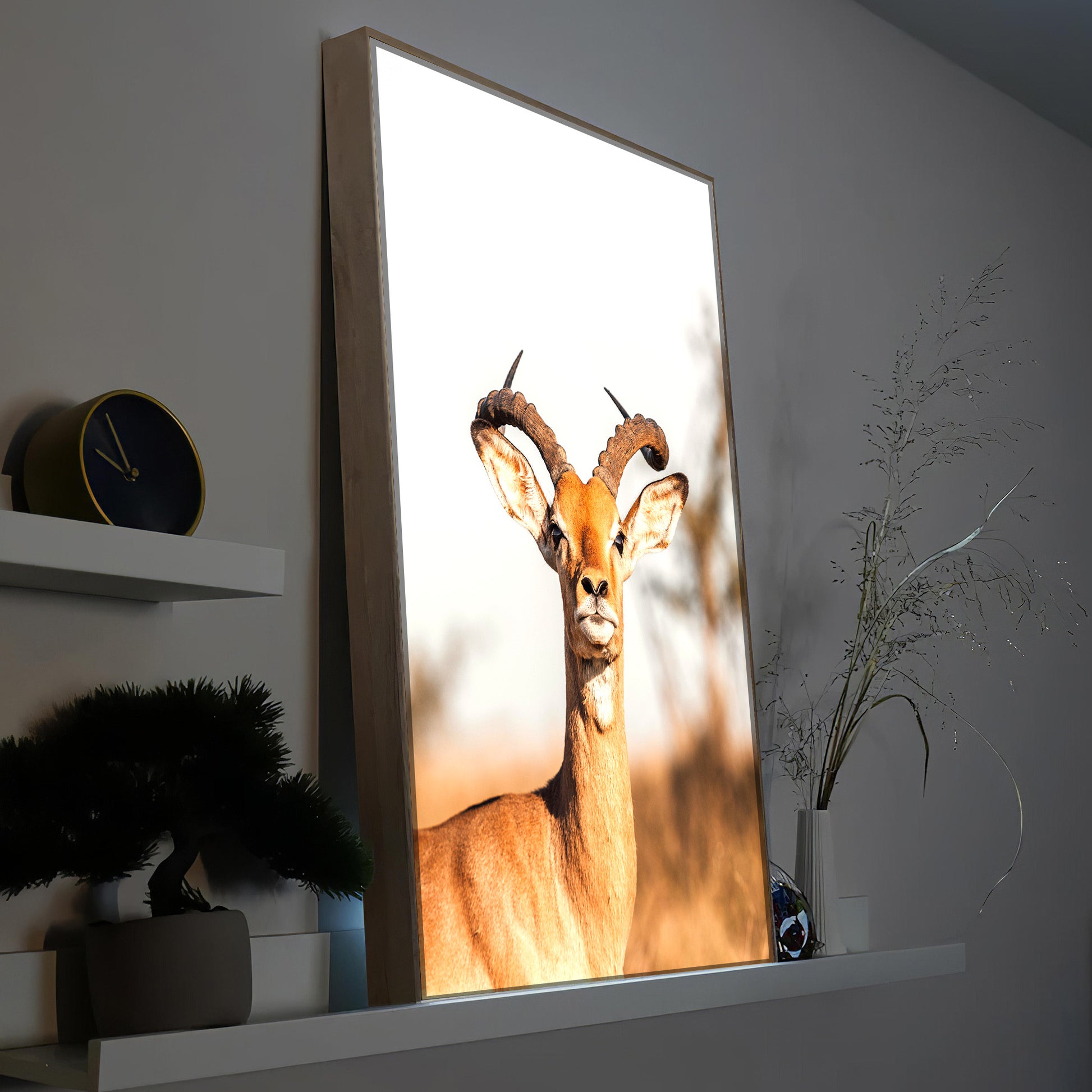 LED-Bild mit Hirschkopf und Geweih im warm leuchtenden Druck, rechteckiger Holzrahmen.